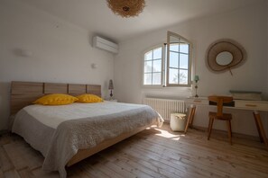 5 bedrooms, iron/ironing board, bed sheets