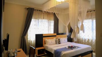 Habitación doble Confort | Decoración personalizada, muebles diferentes y escritorio