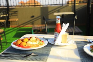 Free daily cooked-to-order breakfast
