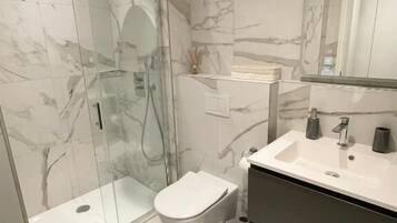 Secador de pelo, toallas