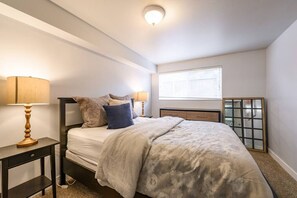 2 chambres, bureau, fer et planche à repasser, accès au Wi-Fi (inclus)