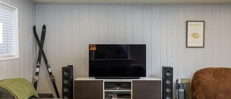 Smart TV, lareira, videogames