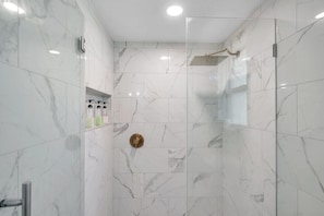Regadera, secadora de cabello, toallas, jabón