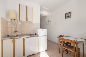 Kühlschrank, Mikrowelle, Herdplatte, Wasserkocher