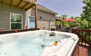 Outdoor spa tub - Lake House Retreat - Private Hot Tub! (Lampe)