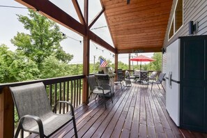 Outdoor dining - Lake House Retreat - Private Hot Tub! (Lampe)