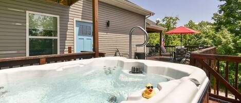 Outdoor spa tub