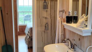 Doccia, asciugamani, carta igienica