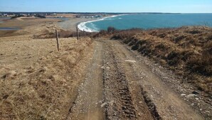 A dirt path leading to a beach with a clear view of the ocean. - Riverside Retreat of Mavillette (Mavillette)