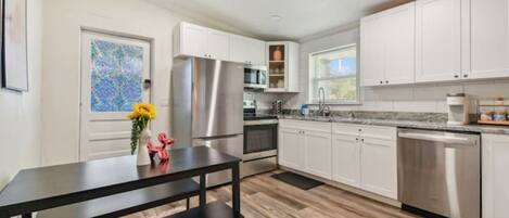 ثلاجة، ميكروويف، فرن، موقد طهي مسطح