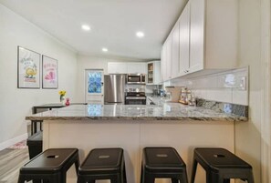 Réfrigérateur, micro-ondes, four, plaque de cuisson