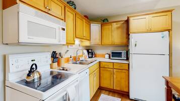 Frigorífic, microones, forn i placa de cuina