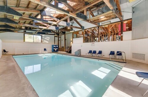 Amazing location, views, shared hot tub in Stowe!