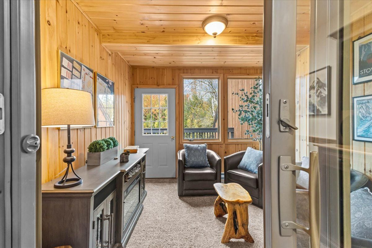 Peaceful townhome in sought-after Stowe location (8055)