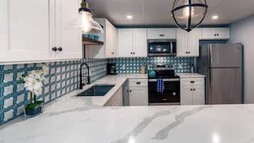 Batterie de cuisine, vaisselle et ustensiles