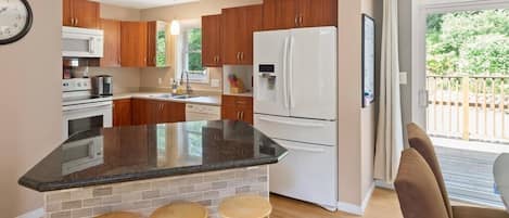 Fridge, oven, stovetop, dishwasher