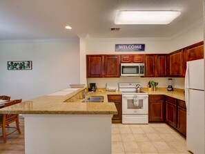 Fridge, microwave, oven, stovetop - Florida Vacation Condo - No Resort Fees. Gated Resort, Gym, Pool, Hot Tub (Davenport)