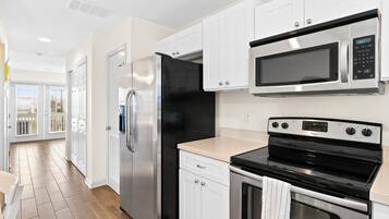 Køleskab, mikrobølgeovn, ovn, kogeplade