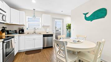 Køleskab, mikrobølgeovn, ovn, kogeplade