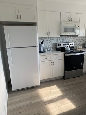 Mikrowelle, Ofen, Herdplatte, Geschirrspüler