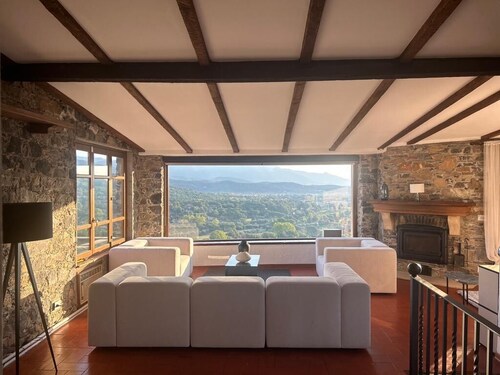 Idyllic country villa with 10m pool and seaview (max 16 people)