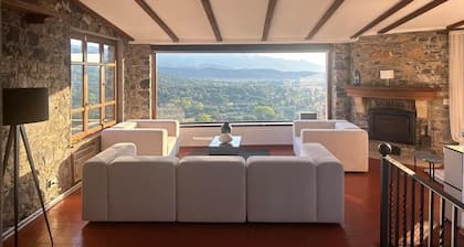 Idyllic country villa with 10m pool and seaview (max 16 people)