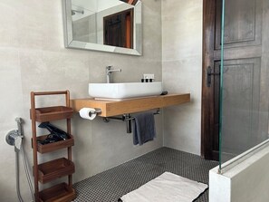 Douche, séchoir à cheveux, bidet, serviettes fournies
