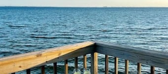 Waterfront! Private, Sealife, Sunrises and Sunsets and 10 minutes to Destin!