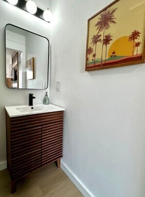 Een haardroger, handdoeken, zeep, toiletpapier