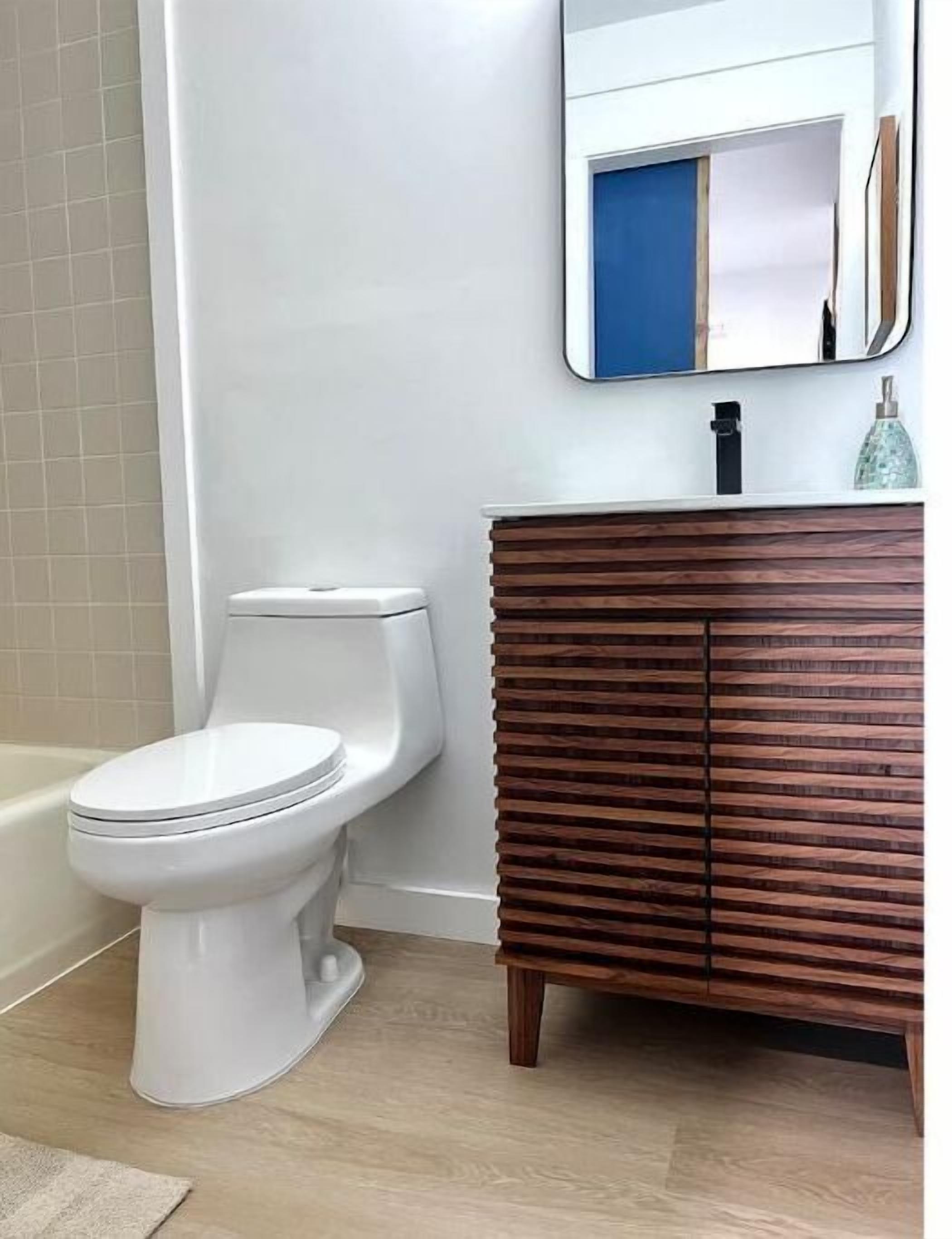 ヘアドライヤー、タオル、石鹸、トイレットペーパー