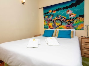 2 bedrooms, iron/ironing board, Internet, bed sheets