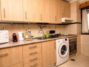 Een koelkast, een magnetron, een oven, een koffiezetapparaat/waterkoker