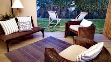 Glamping Acacia | Area keluarga | Televisi 32-inci dengan saluran TV kabel, perapian, dan Netflix