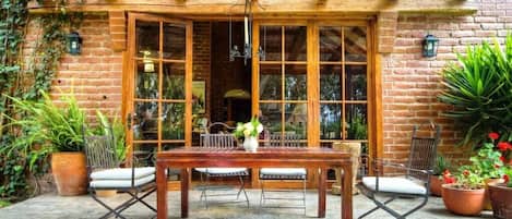 Villa 1 | Bếp riêng | Lò vi sóng, dụng cụ nấu nướng/bát dĩa/dao nĩa