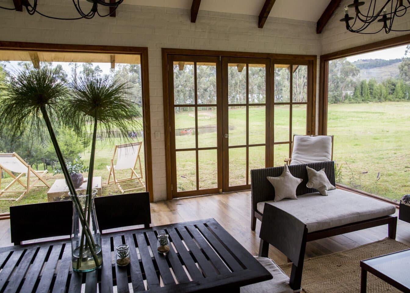 Villa 3 | Coin séjour | Télévision de 32 pouces avec chaînes par câble, cheminée, Netflix