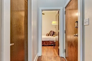 Interior - Loft on E Bay Street steps to River St (Savannah)