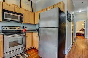 Fridge, microwave, oven, stovetop - Loft on E Bay Street steps to River St (Savannah)
