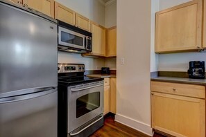 Fridge, microwave, oven, stovetop - Bay St loft by River Street and City Market (Savannah)