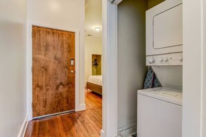 1 bedroom, WiFi, bed sheets - Bay St loft by River Street and City Market (Savannah)