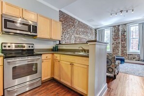 Fridge, microwave, oven, stovetop - Bay St Loft by City Market and River Street (Savannah)