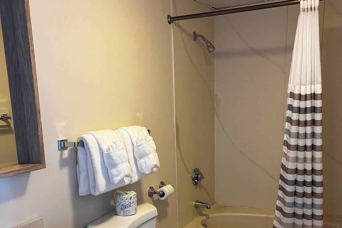 Ein Badezimmer mit Toilette, Waschbecken und Dusche.