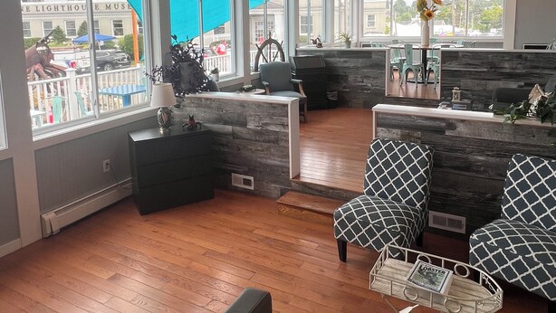 Lobby sitting area - Trade Winds on the Bay (Rockland)