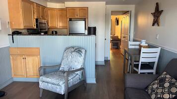 Premium Suite, 1 Bedroom, Kitchen | Living area