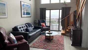 Deluxe Condo, Ocean View | Living area
