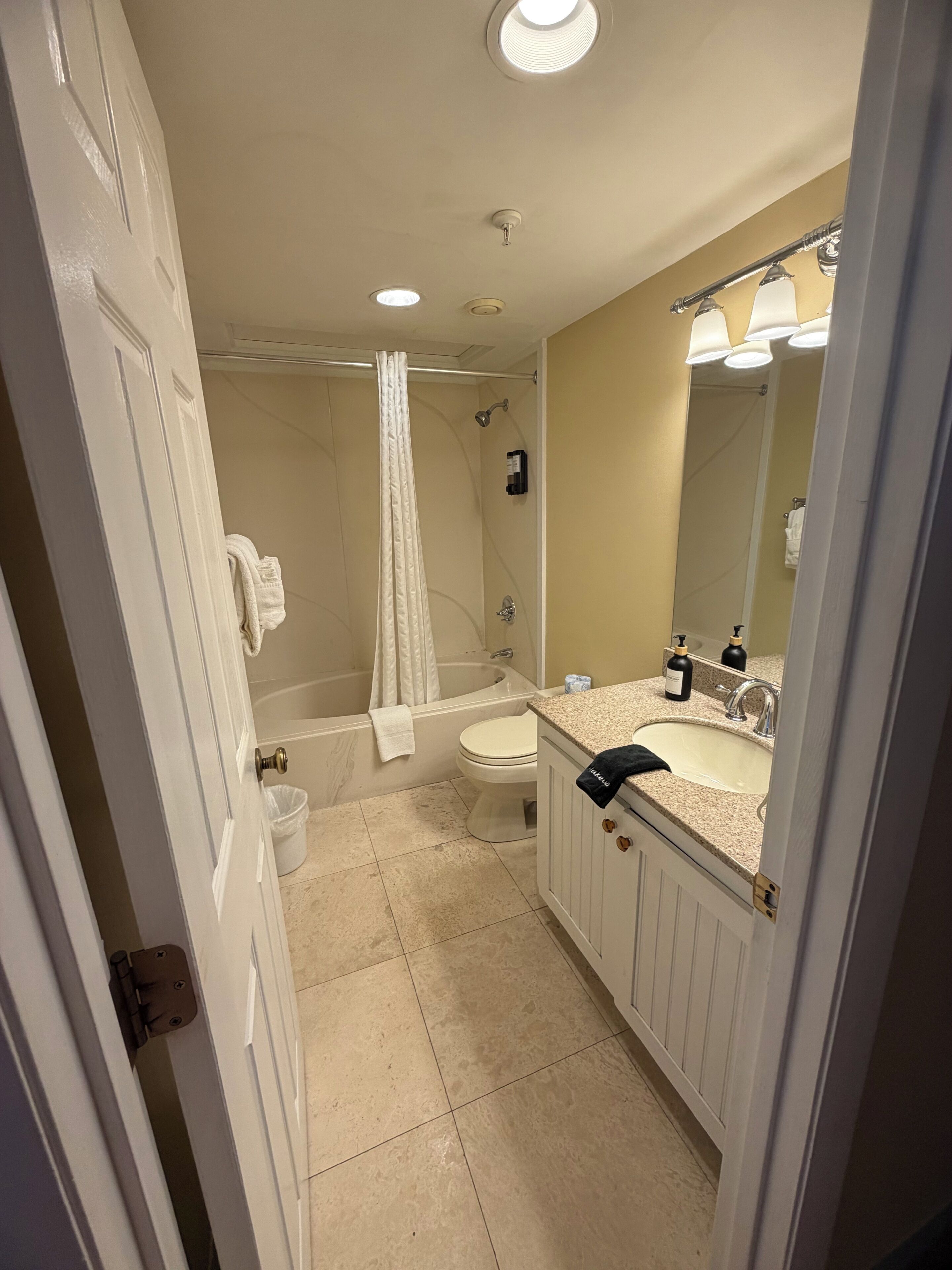 Un baño con bañera, inodoro, lavabo y espejo.
