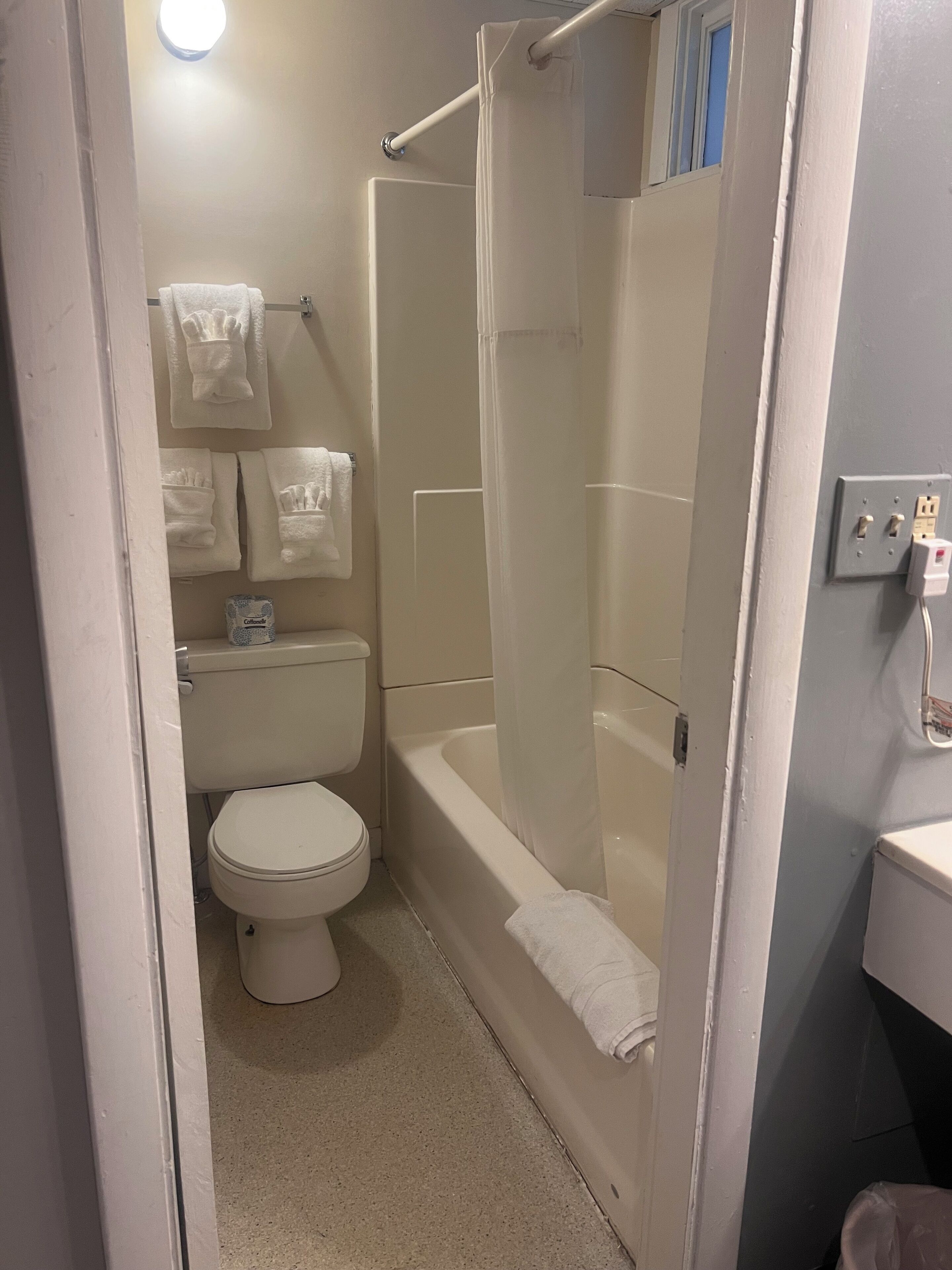 Un baño pequeño con inodoro, bañera y cabina de ducha.
