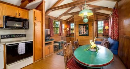 #411 ⛵️Lakefront Cabin 10min toBEACH Dogs OK Kayak ⛵️