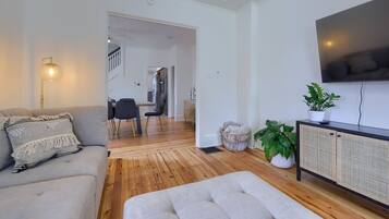 Smart-TV, Kamin, Bücher