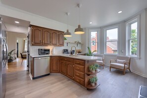 Fridge, microwave, oven, stovetop - Luxury Stay in Elizabethtown (Elizabethtown)