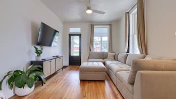 Smart-TV, Kamin, Bücher